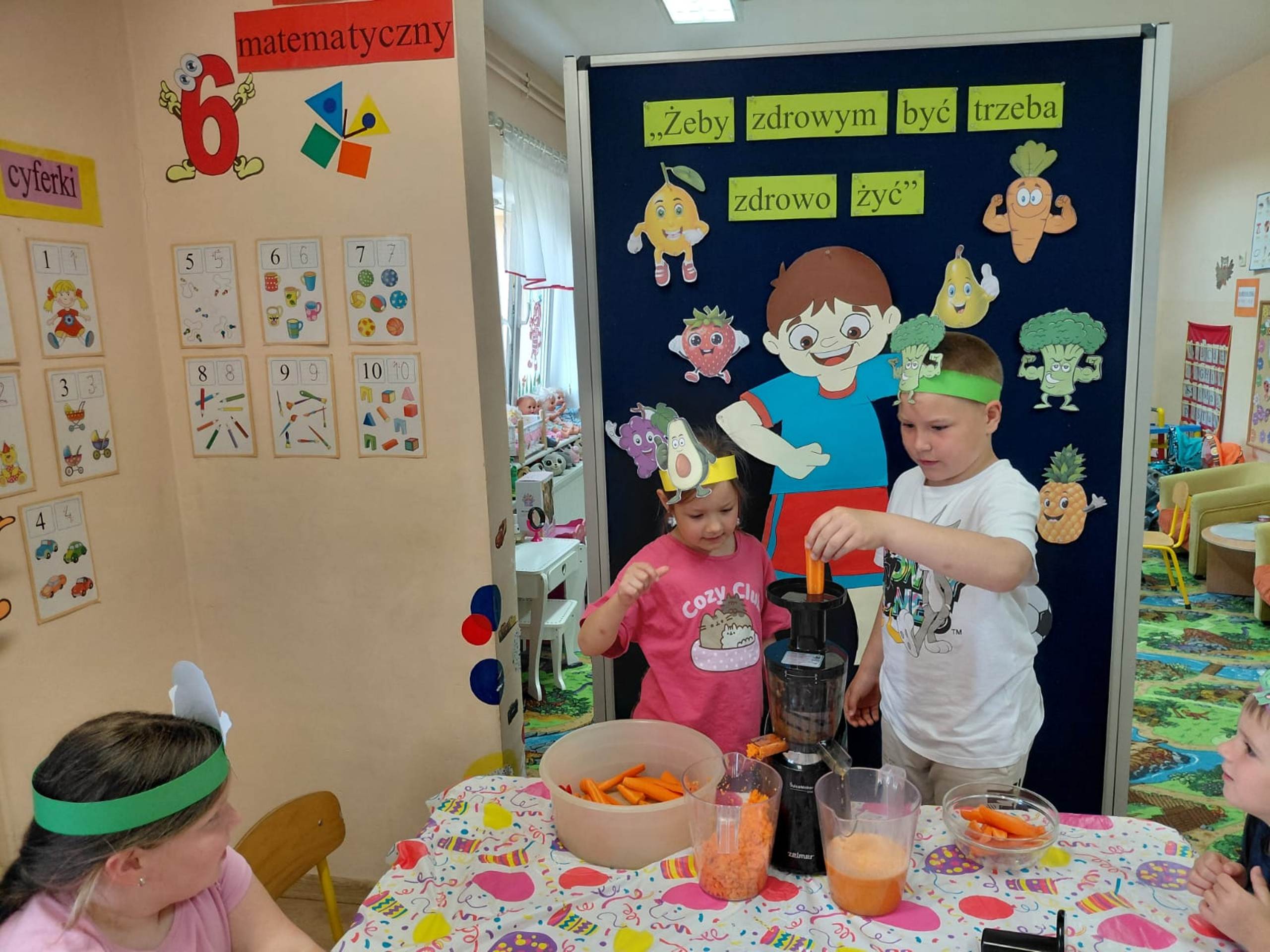 dzieci wykonują sok i koktajl