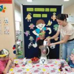 dzieci wykonują sok i koktajl