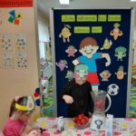 dzieci wykonują sok i koktajl