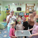 dzieci rozdają koktajl