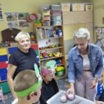 dzieci rozdają koktajl