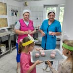 dzieci rozdają koktajl