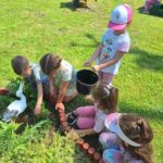 dzieci dbają o rośliny