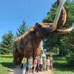 dzieci zwiedzają dinozaury