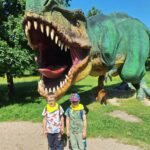 dzieci zwiedzają dinozaury