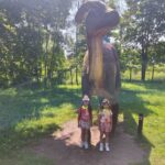 dzieci zwiedzają dinozaury