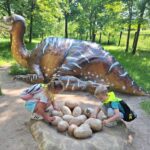 dzieci zwiedzają dinozaury