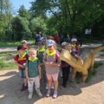 dzieci oglądają zwierzęta