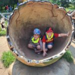 dzieci zwiedzają dinozaury