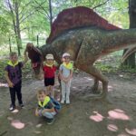 dzieci zwiedzają dinozaury