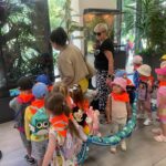 Dzieci zwiedzają terraria