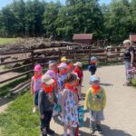 Dzieci zwiedzają zagrodę