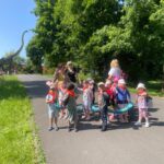 Dzieci zwiedzają zagrodę