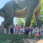 dzieci zwiedzają dinozaury