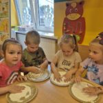 Malowanie palcami z wykorzystaniem mąki