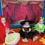 Na scenie aktorzy z róznych bajek