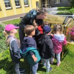 Nauczycielka pokazuje co rośnie w szklarni