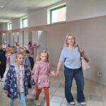 Pani Gosia oprowadza dzieci po szkole