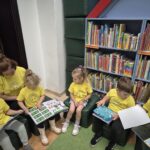 Pani czyta dzieciom książeczkę