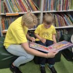 Pani czyta dziecku książeczkę