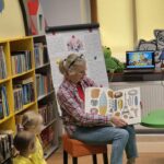 Pani pokazuje dzieciom książeczkę