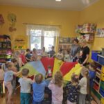 Przedszjkolaki bawią się chustą Klanza