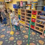 Przedszkolak biegnie slalomem