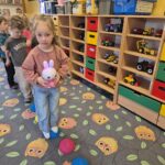 Przedszkolak przechodzi po jeżykach