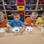 Przedszkolaki barwią wodę