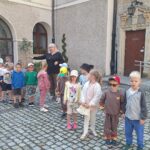 Przedszkolaki na dziedzincu zamku