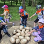 Przedszkolaki ogladają jaja dinozaura