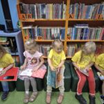 Przedszkolaki oglądają książeczki