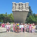 Przedszkolaki pod pomnikiem Dzieci Głogowskich