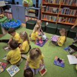 Przedszkolaki przeglądają książeczki