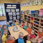 Przedszkolaki przygotowują się na doświadczenie