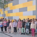 Przedszkolaki z oddziału Biedronek na hali sportowej