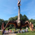 Przedszkolaki z oddziału Żuczki koło pterodaktyla