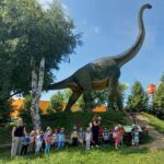 Przedszkolaki z oddziału Żuczki obserwują diplodoga