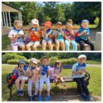 Przedszkolaki z oddziału Żuczki siedzą na ławce i spożywają przekąski