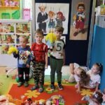 Przedszkolaki zapraszaja pacynki do wspólnej zabawy