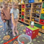 Rzut do celu- zabawa ruchowa