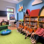 Słuchanie bajki o brzydkim kaczątku