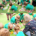 Układanie puzzli zwierząt przez Żuczki.