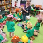 Wspólne oglądanie książeczek z Panią Agnieszką