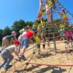 dzieci bawią się na placu zabaw