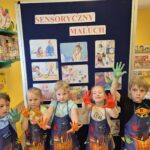 Zdjęcie dzieci przy tablicy