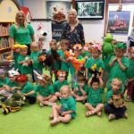 Zdjęcie grupowe Żuczków w bibliotece