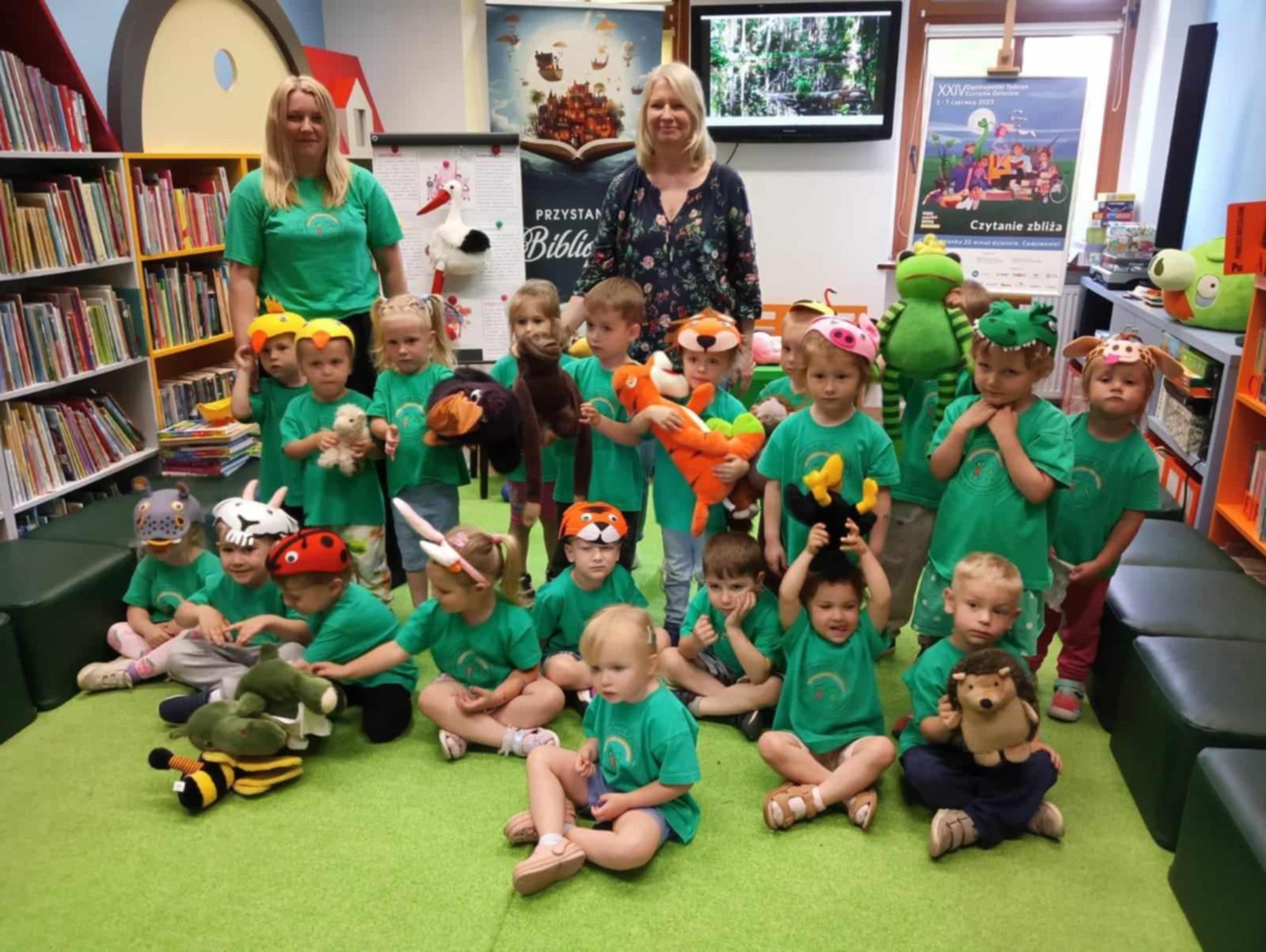 Zdjęcie grupowe Żuczków w bibliotece