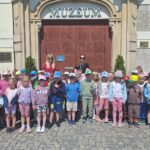 Zdjęcie grupowe przed wejściem do muzeum