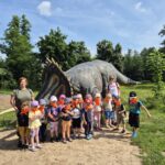 Zdjecie grupowe przy dinozaurze